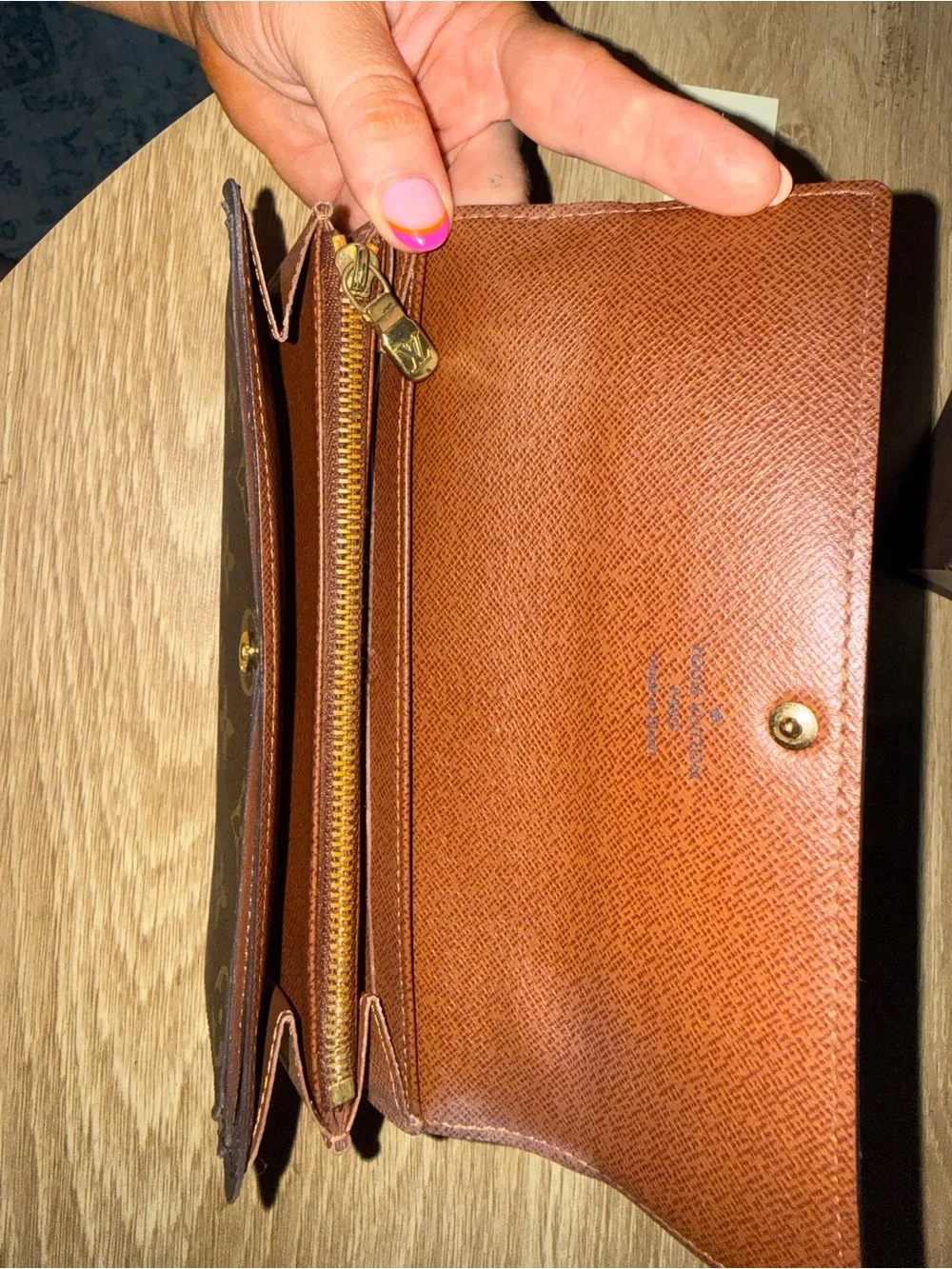 Louis Vuitton Sarah Wallet in the classic Monogram Canvas - Picture 9 of 11